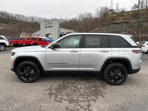 2025 Jeep Grand Cherokee Laredo