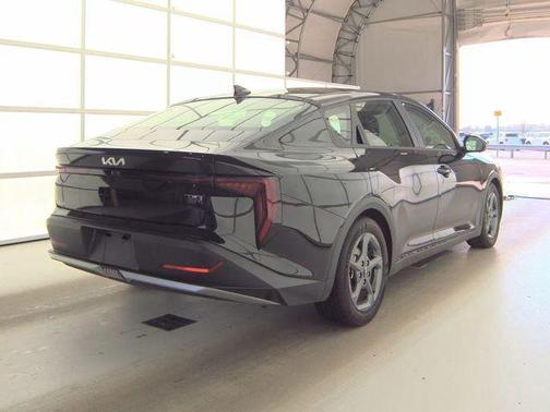 Aurora Black Pearl 2025 Kia K4