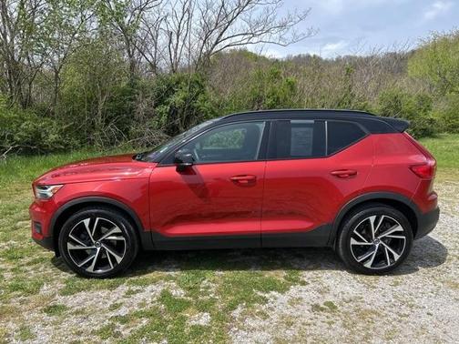 2022 Volvo XC40 T5 R-Design