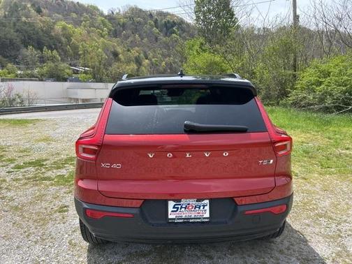 2022 Volvo XC40 T5 R-Design