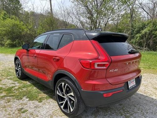2022 Volvo XC40 T5 R-Design