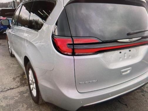 2023 Chrysler Pacifica Touring-L