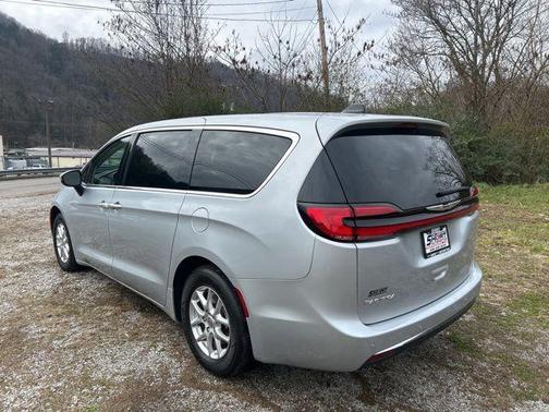 2023 Chrysler Pacifica Touring-L