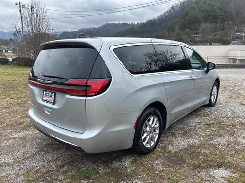 2023 Chrysler Pacifica Touring-L