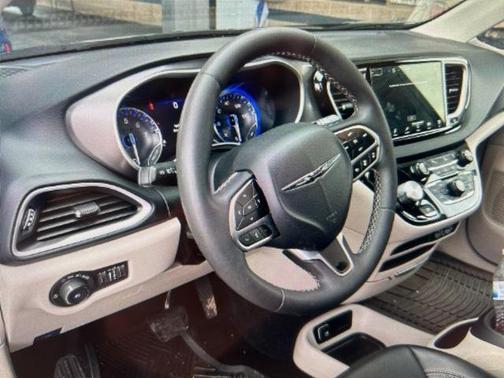 2023 Chrysler Pacifica Touring-L