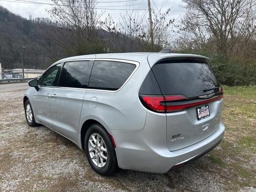 2023 Chrysler Pacifica Touring-L