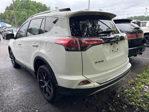 Super White 2018 Toyota RAV4 SE