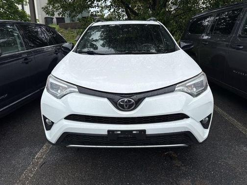 Super White 2018 Toyota RAV4 SE