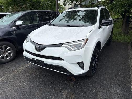 Super White 2018 Toyota RAV4 SE