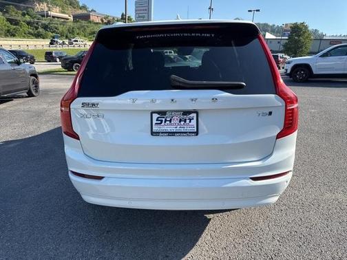 2022 Volvo XC90 T5 Momentum 7 Passenger
