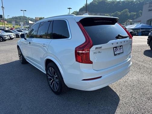 2022 Volvo XC90 T5 Momentum 7 Passenger