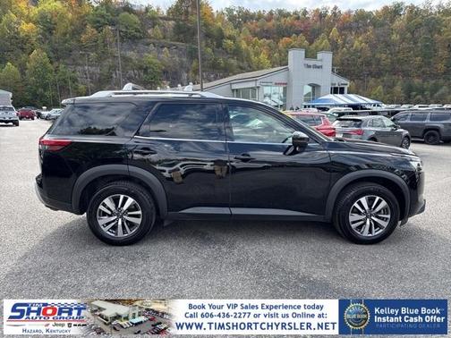 2023 Nissan Pathfinder SL