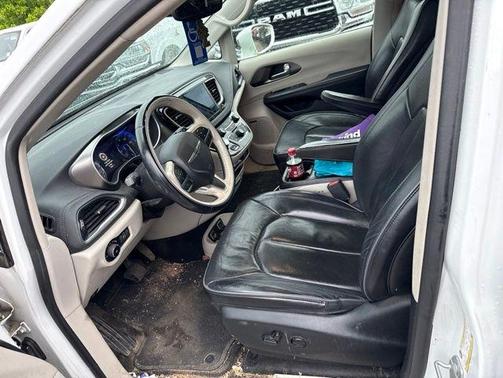 Bright White Clearcoat 2018 Chrysler Pacifica Limited
