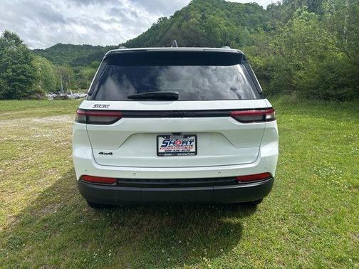 Bright White Clearcoat 2025 Jeep Grand Cherokee Laredo