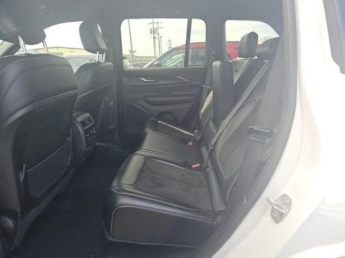 Bright White Clearcoat 2025 Jeep Grand Cherokee Laredo