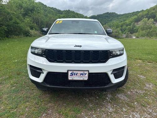 Bright White Clearcoat 2025 Jeep Grand Cherokee Laredo