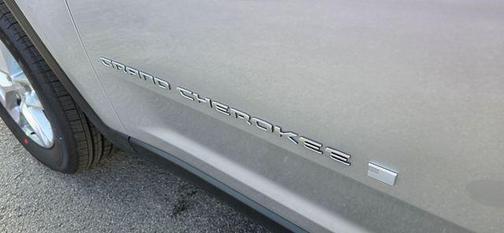 Silver Zynith 2026 Jeep Grand Cherokee Laredo X