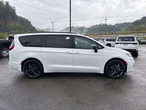 Bright White Clearcoat 2026 Chrysler Pacifica Limited