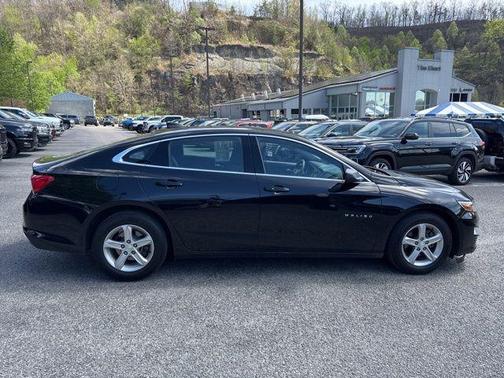 Mosaic Black Metallic 2022 Chevrolet Malibu 1LS