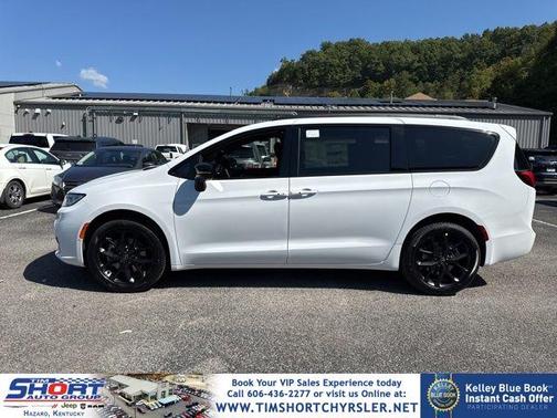 Bright White Clearcoat 2026 Chrysler Pacifica Limited