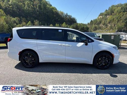 Bright White Clearcoat 2026 Chrysler Pacifica Limited
