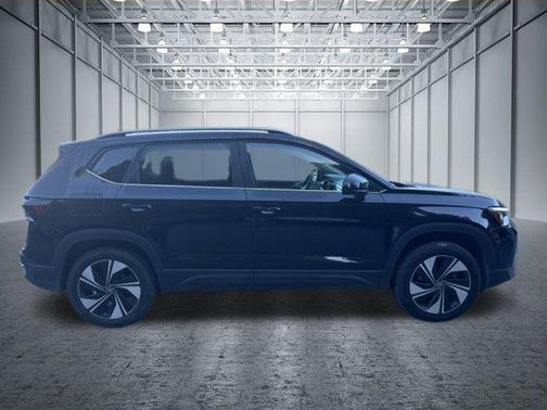 Deep Black Pearl Effect 2026 Volkswagen Taos 1.5T SE
