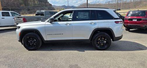 Silver Zynith 2026 Jeep Grand Cherokee Laredo