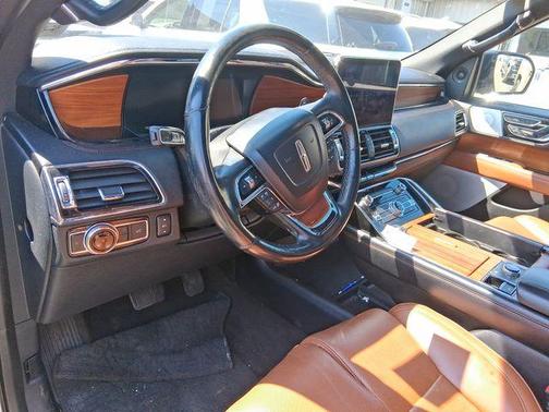 White 2018 Lincoln Navigator Reserve