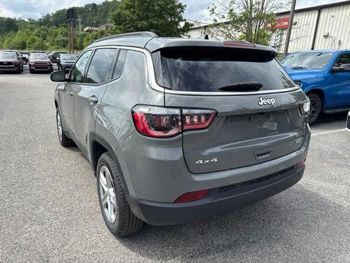 Sting Gray Clearcoat 2024 Jeep Compass Latitude
