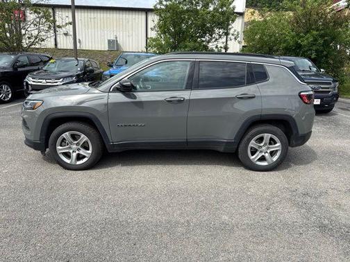 Sting Gray Clearcoat 2024 Jeep Compass Latitude