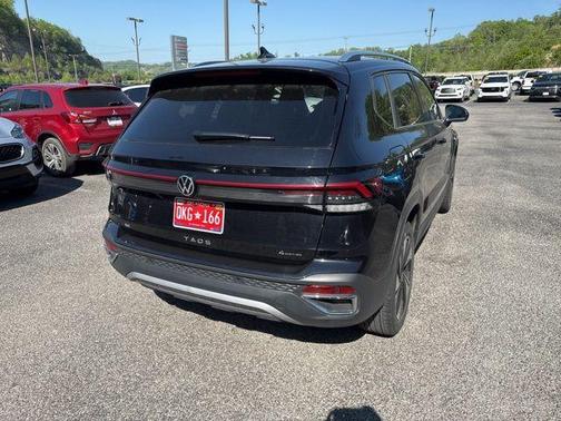 Deep Black Pearl Effect 2025 Volkswagen Taos 1.5T SE