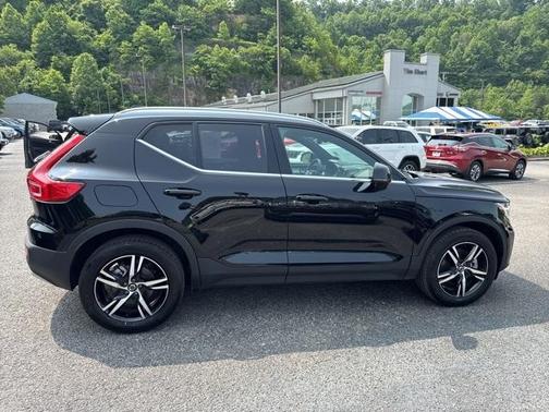2024 Volvo XC40 B5 Core