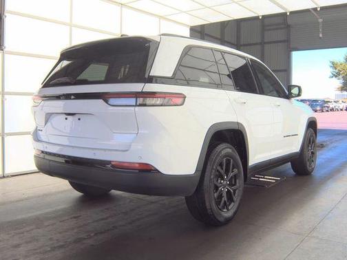 Bright White Clearcoat 2025 Jeep Grand Cherokee Laredo
