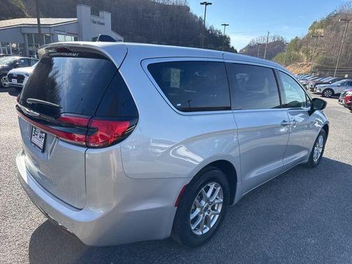 2024 Chrysler Pacifica Touring-L
