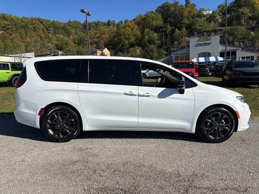 Bright White Clearcoat 2026 Chrysler Pacifica Select