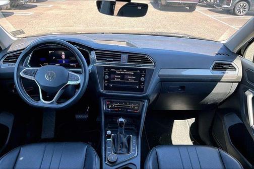 Deep Black Pearl Effect 2023 Volkswagen Tiguan 2.0T SE