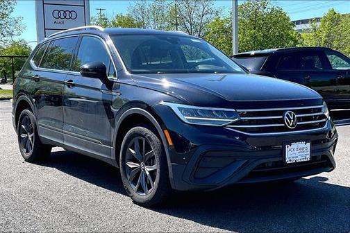 Deep Black Pearl Effect 2023 Volkswagen Tiguan 2.0T SE