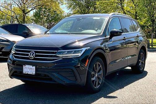 Deep Black Pearl Effect 2023 Volkswagen Tiguan 2.0T SE