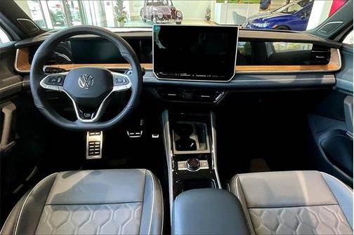 2025 Volkswagen Tiguan 2.0T SEL R-Line