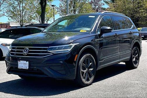 Deep Black Pearl Effect 2024 Volkswagen Tiguan 2.0T SE