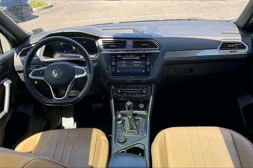 Deep Black Pearl Effect 2024 Volkswagen Tiguan 2.0T SE