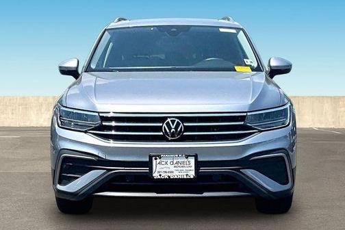 Pyrite Silver Metallic 2023 Volkswagen Tiguan 2.0T SE