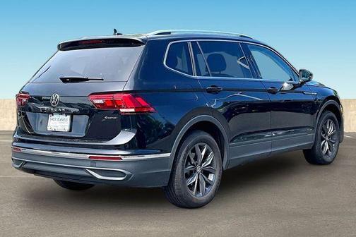 Deep Black Pearl Effect 2023 Volkswagen Tiguan 2.0T SE