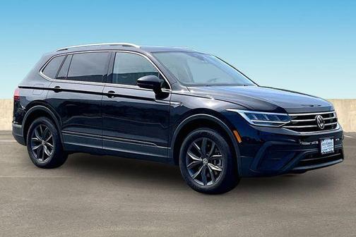 Deep Black Pearl Effect 2023 Volkswagen Tiguan 2.0T SE