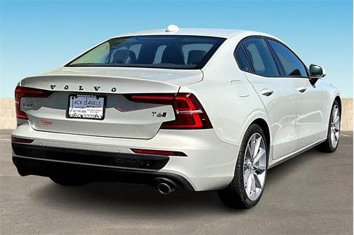 2020 Volvo S60 T6 Momentum