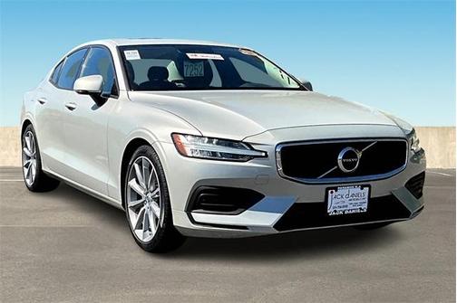 2020 Volvo S60 T6 Momentum