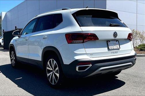 Pure White 2024 Volkswagen Taos 1.5T SE