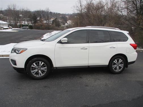 White 2018 Nissan Pathfinder SV
