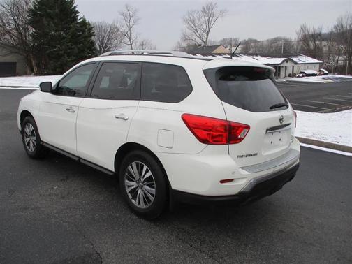 White 2018 Nissan Pathfinder SV