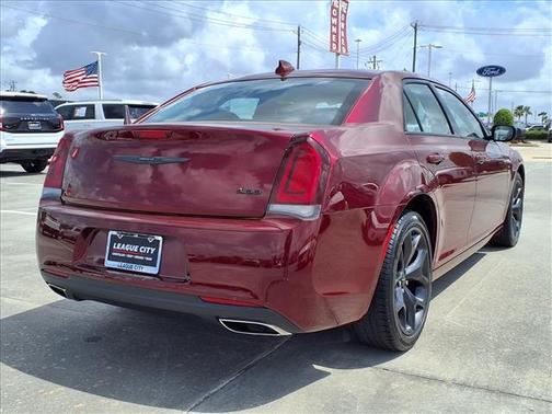 Velvet Red Pearlcoat 2023 Chrysler 300 Touring